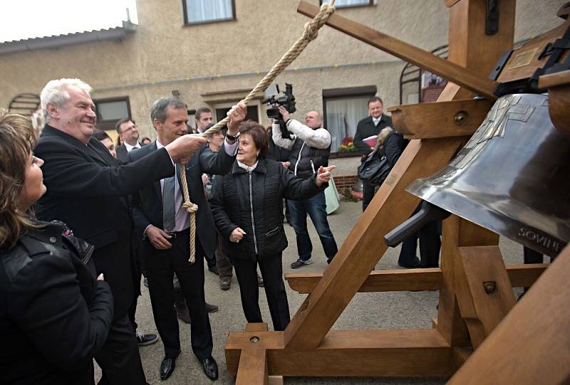 Prezident Zeman ve zvonařské dílně v Brodku u Přerova