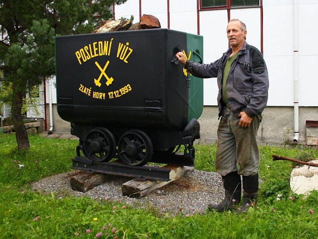 Tento vozík tlačil Miroslav Klapuch se svým kolegou jako poslední vůz s nákladem rudy vytěžené ze zlatohorského dolu.
