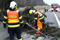 Sobota 17. března 2018. Hasiči odstraňují následky silného větru v Olomouckém kraji