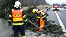 Sobota 17. března 2018. Hasiči odstraňují následky silného větru v Olomouckém kraji