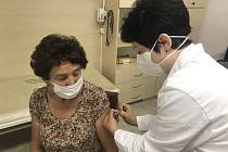 Očkování proti chřipce. Praktická lékařka z Bohuňovic Jarmila Ševčíková aplikuje dávku jednaosmdesátileté pacientce. 14. září 2020