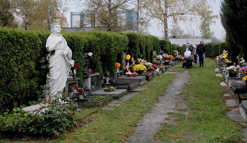 Dušičky 2019 na olomouckém hřbitově v Neředíně