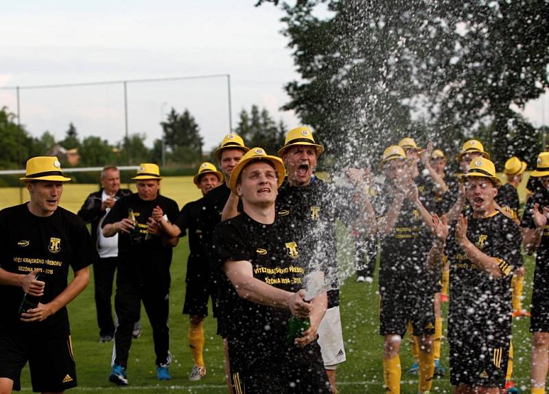 Fotbalisté Nových Sadů (ve žlutém) porazili Dolany 8:1 a radovali se z vítězství v soutěži. Oslavy na Nových Sadech