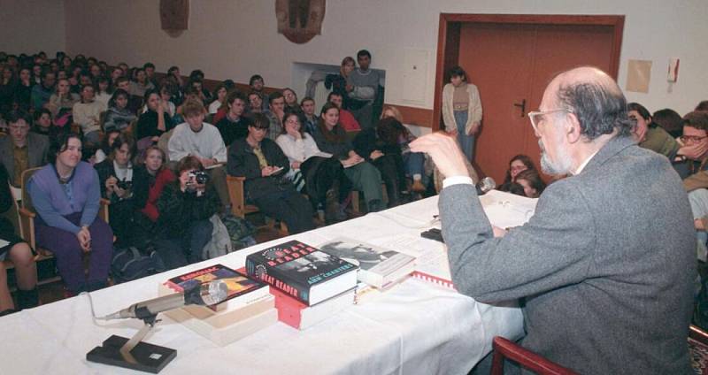 Americký básník Allen Ginsberg na olomoucké univerzitě v roce 1993