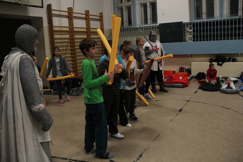 Sáhnut na živého hada, taky mezi myšky, trefit se balonkem do velké hlavy čarodějnice, vyluštit čarodějnickou křížovku nebo třeba vyzrát nad optickými klamy. I takové úkoly čekaly na děti, které se účastnily Noci na litovelském Karlštejně.