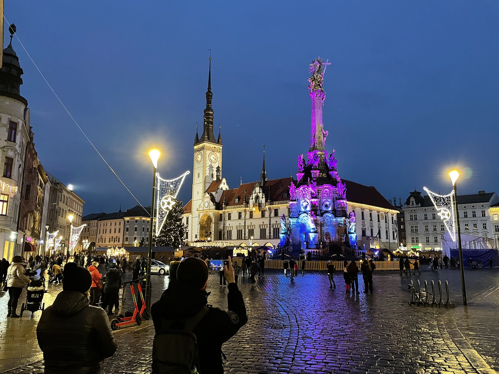 Advent v centru Olomouce táhne, i když punč neteče. Takto si jej lidé  užívají - Olomoucký deník