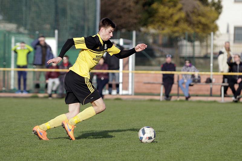 Fotbalisté Nových Sadů (ve žlutém) podlehli Rýmařovu 0:2David Dvorský