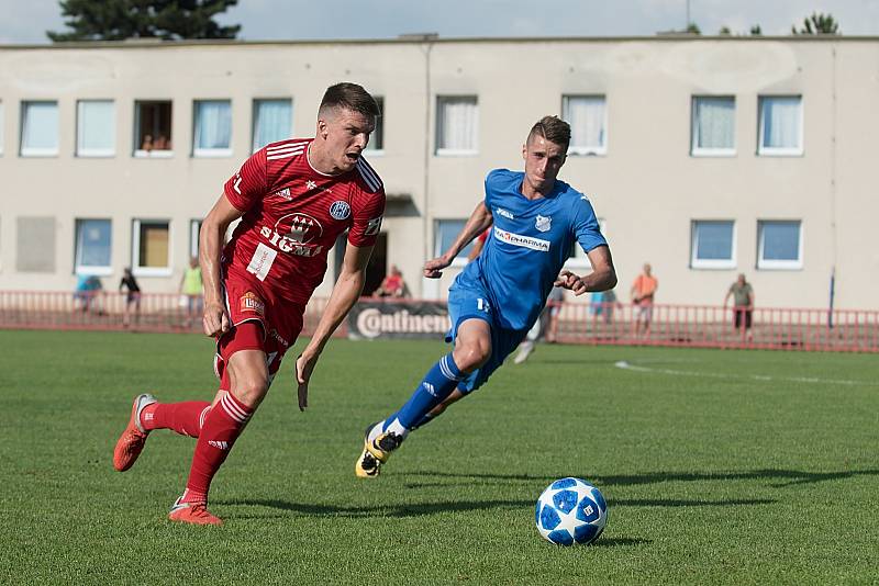 Fotbalisté Sigmy Olomouc (v červeném) v premiérovém utkání přípravy na hřišti Otrokovic