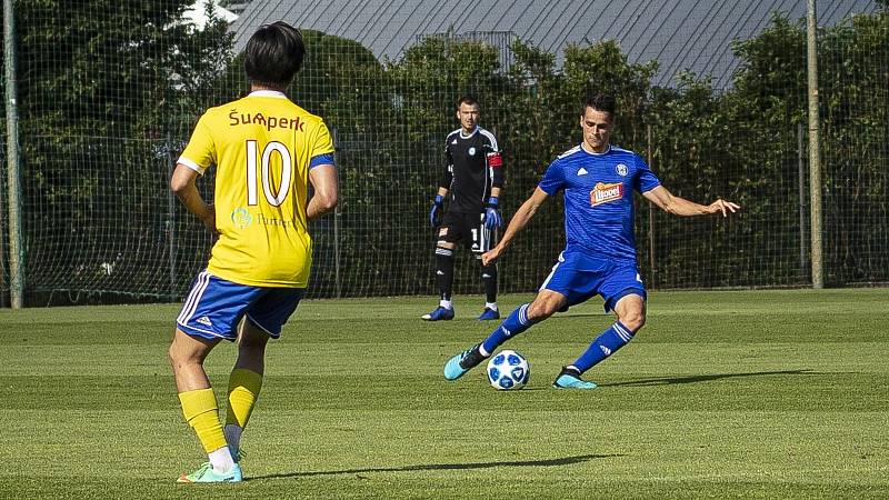 Béčko Sigmy Olomouc (v modrém) v přípravě porazilo Šumperk 4:0.