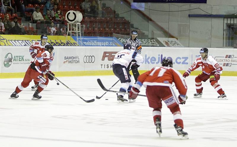 Olomoučtí hokejisté (v červeném) porazili Liberec 3:0syn a otec na ledě - vlevo mladý obránce Jakub Galvas, vpravo zkušený Lukáš Galvas