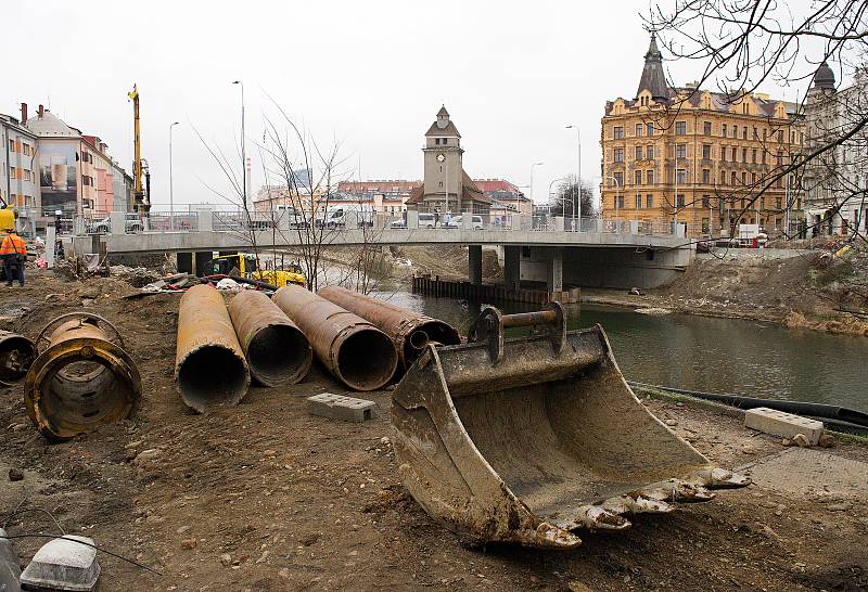 Práce v okolí nového mostu přes Moravu v Komenského ulici (u Bristolu) v Olomouci. 24. ledna 2020