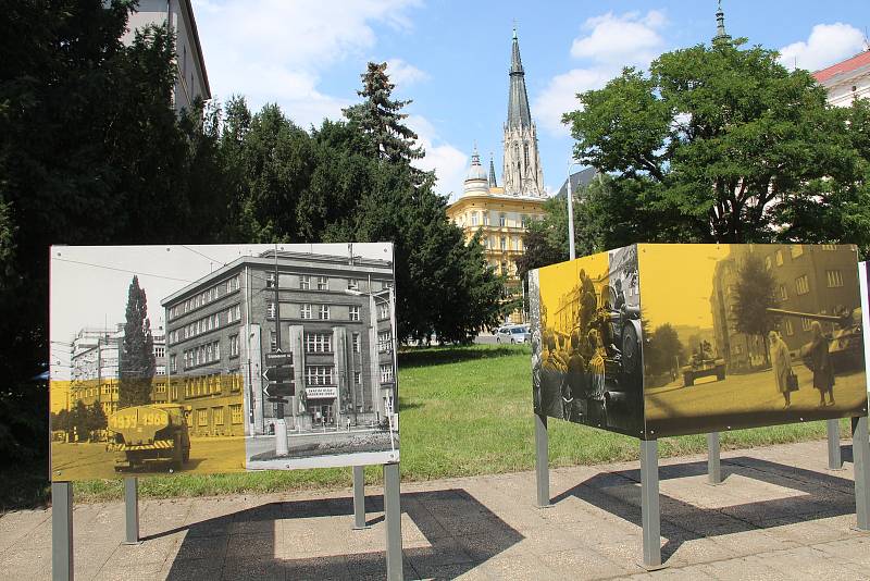 Výstava je k vidění před budovou pedagogické fakulty na Žižkově náměstí v Olomouci.