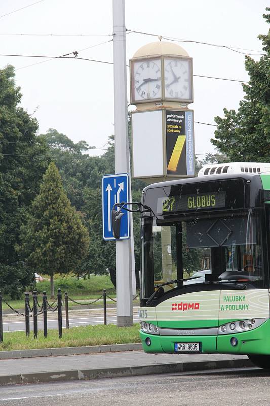 Hodiny na autobusovém nádraží u olomoucké tržnice.