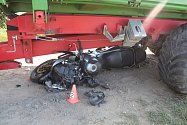 U Paseky skončil motorkář pod koly traktoru.