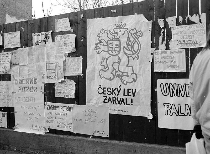 Plakátová ohrada v Denisově ulici. Sametová revoluce v Olomouci