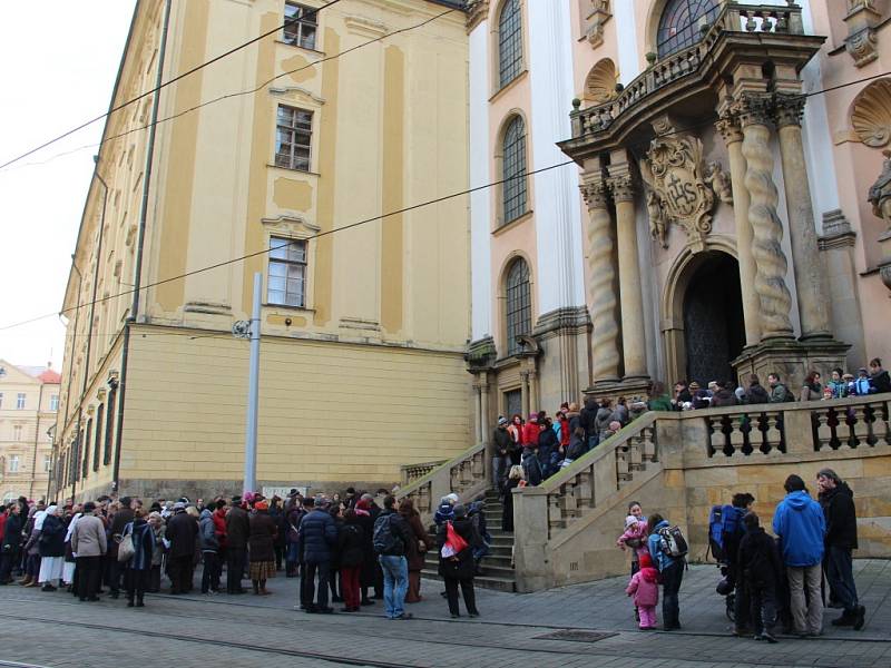 Bohoslužba a slavnostní průvod při příležitosti otevření Svaté brány a zahájení Svatého roku milosrdenství v Olomouci