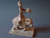 Bronzová soška Dítě, medvěd, želva, kterou Ivan Theimer věnoval do dobročinné aukce sdružení SPOLU