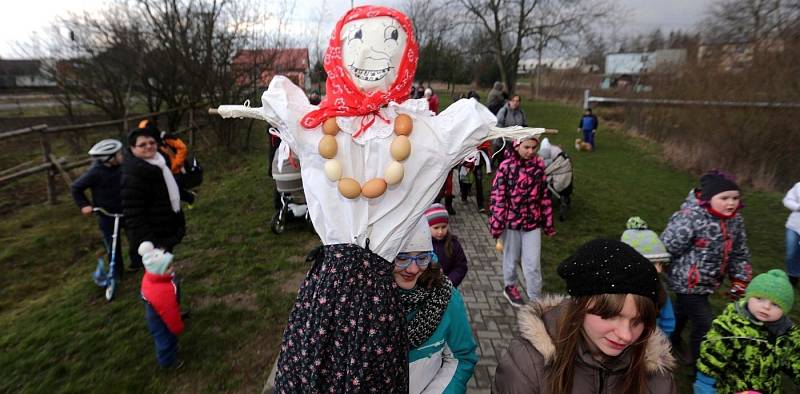 Vynášení zimy ve Velké Bystřici na Olomoucku, březen 2016