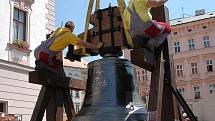 Zavěšení zvonu Panna Maria na náměstí