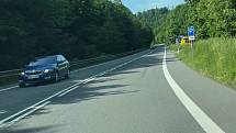Odstavné parkoviště - místo tragické nehody na silnici mezi Lipinou a Šternberkem, 11. června 2021