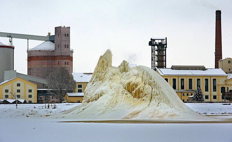 Litovelská Lochnesska. Mráz vykouzlil obrovskou ledovou horu v laguně litoveského cukrovaru