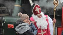 Parní vlak tažený lokomotivou Rosničkou v neděli vyrazil z Olomouce na dvě trasy, do Uničova a do Senice na Hané.