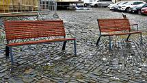 Dolní náměstí v Olomouci. Nepořádek v místě, kde často sedávají a popíjejí skupinky lidí bez domova