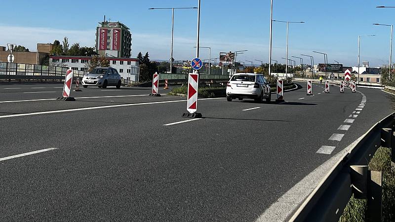 Začíná oprava na olomoucké estakádě. Uzavřené sjezdy či výjezdy nahradila obousměrná objížďka, která vede ulicemi Jeremenkova, Kosmonautů a Wittgensteinova, 9. října 2022