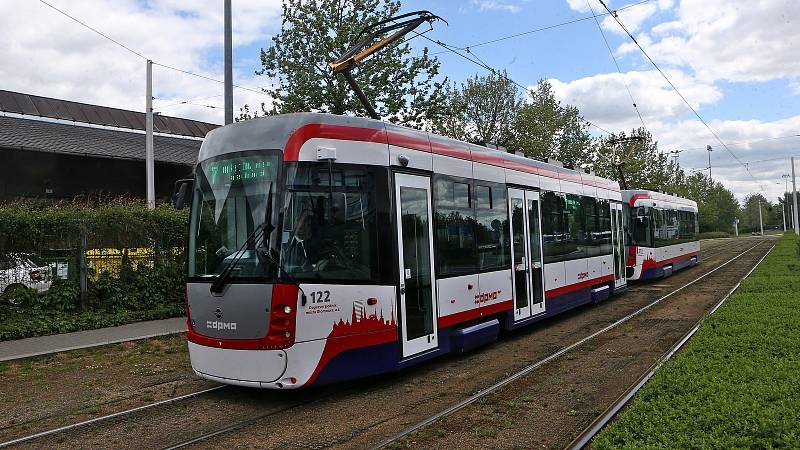 Oboustranná tramvaj EVO 1/o ( vpředu ) a EVO 1 olomouckého DPMO.