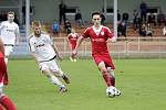 Fotbalisté Uničova porazili 1. HFK Olomouc (v bílém) 3:1. Roman Vasiljev (u míče)