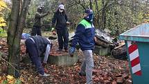 Do úklidu černé skládky v ulici Černá cesta se zapojilo osm lidí bez přístřeší.