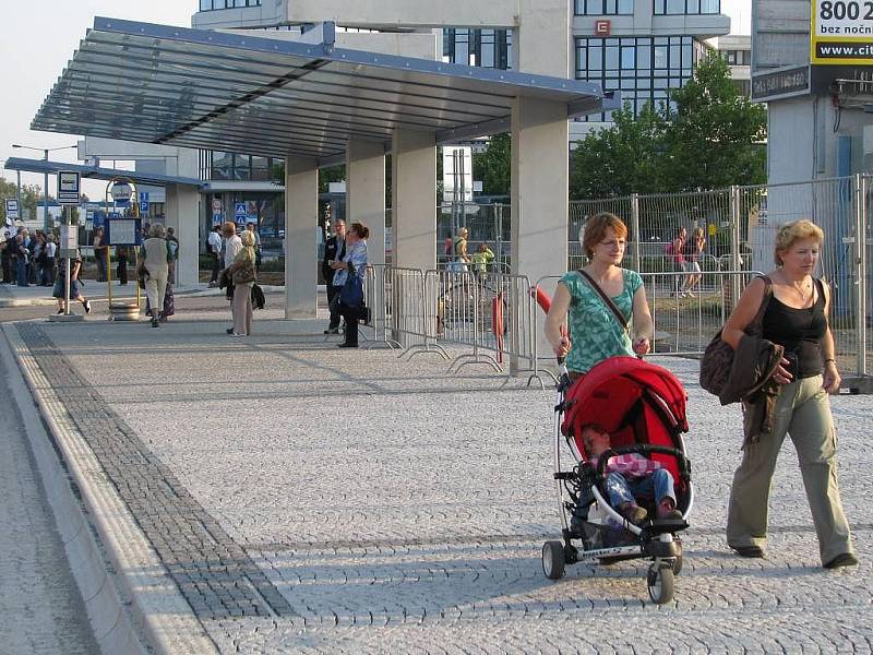 Nové zastávky autobusů před hlavním nádražím