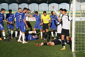 Fotbalisté Nového Jičína (v modrém) padli v utkání 17. kola divize E na hřišti vedoucího Strání 0:3.