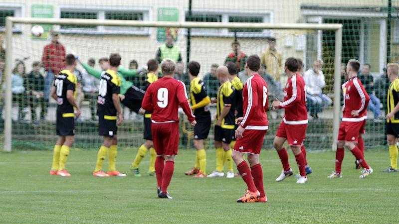 Fotbalisté Nových Sadů (v černo-žlutém) podlehli Ústí 0:7