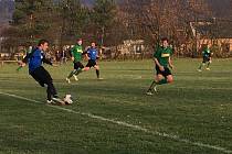 Fotbalisté Střelic (v zeleném) porazili Dlouhou Loučku 2:0.