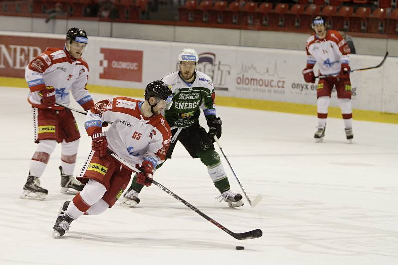 Olomoučtí hokejisté (v bílém)  v prvním zápase play-out prohráli s Karlovými Vary 2:6