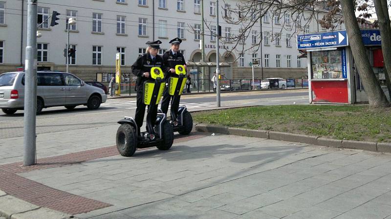 Olomoucké strážnice na vozítkách segway. Ilustrační foto