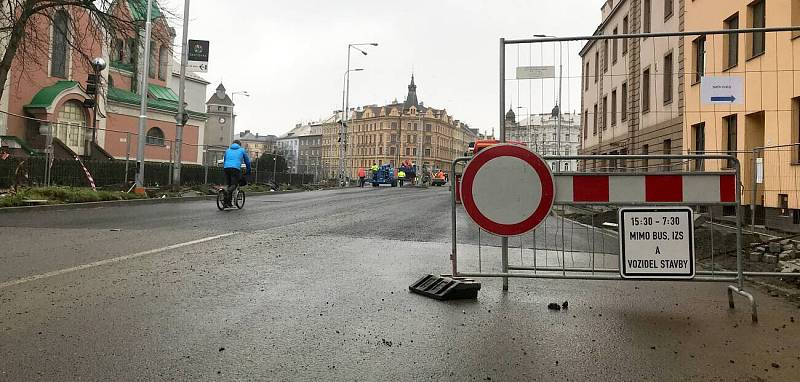 Nový asfalt v napojení do Pasteurovy ulice. Práce na novém mostu u Bristolu v Olomouci, 9. prosince 2019