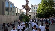 Procesí ke Svátku Božího těla v Olomouci s arcibiskupem Janem Graubnerem