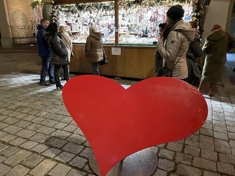 Vánoční trhy v Olomouci musí z nařízení vlády zavřít, lidé vyrazili si je ještě naposledy užít. 25. listopadu 2021