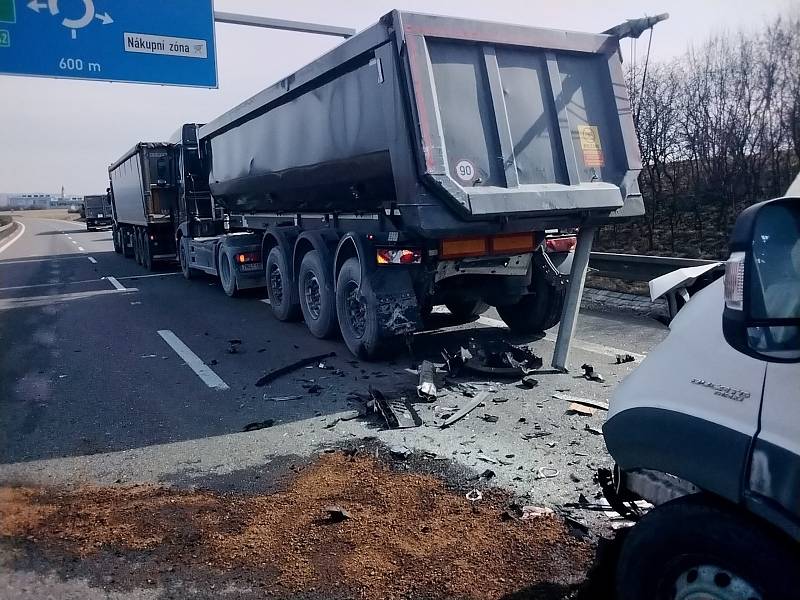 Na D35 před kruhovým objezdem u hypermarketu Globus v Olomouci se ve směru na Mohelnici srazila dodávka s nákladním vozem.