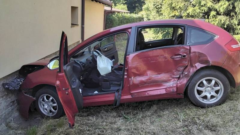 Hasiči v Olomouckém kraji během víkendu zasahovali u 15 dopravních nehod.