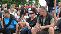 Festival Hanácké Woodstock, který se konal v sobotu odpoledne ve Velké Bystřici, přitáhl davy lidí. Na koncertě Vašo Patejdla se pod pódiem i tančilo.