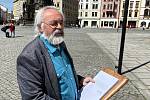 Pedagog Milan Ludvík jde předat vedení města petici proti spojení Moravské filharmonie Olomouc a Moravského divadla Olomouc v jednu kulturní instituci, 4. května 2023