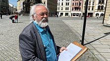 Pedagog Milan Ludvík jde předat vedení města petici proti spojení Moravské filharmonie Olomouc a Moravského divadla Olomouc v jednu kulturní instituci, 4. května 2023