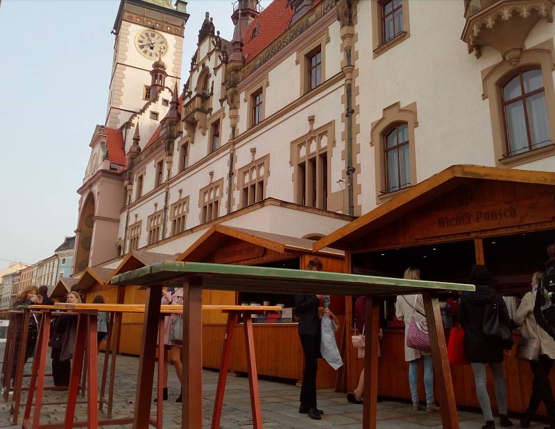 Stánky na Horním náměstí v Olomouci už servírují i punč. 9. listopadu 2018