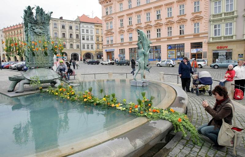 S jarní výstavou Flora souvisí i ozdobení Arionovy kašny květinami.