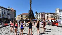 Beach-volejbalová show olomouckých a šternberských volejbalistek na olomouckém Horním náměstí