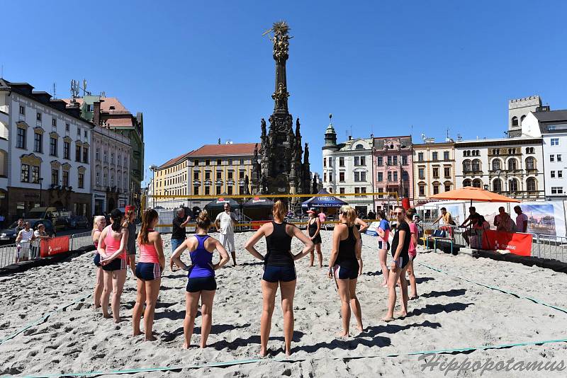 Beach-volejbalová show olomouckých a šternberských volejbalistek na olomouckém Horním náměstí