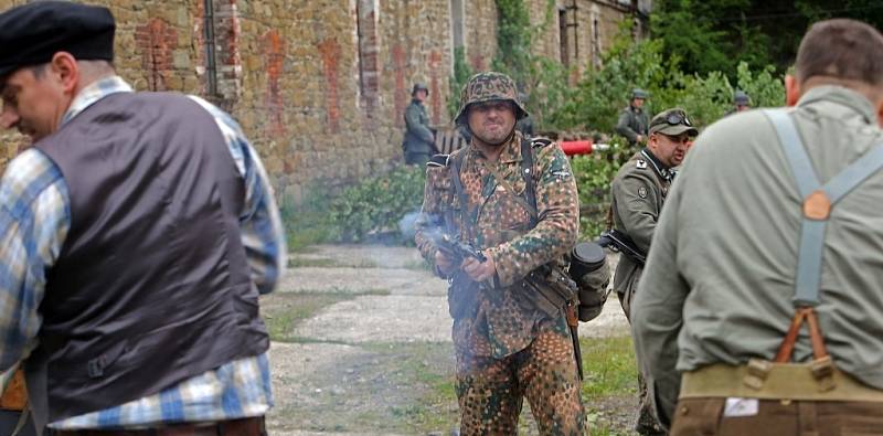 Až mráz běhal po zádech při realistické bojové ukázce na fortu Radíkov. Kluby vojenské historie předvedly boj o chválkovickou pevnůstku na konci II. světové války.